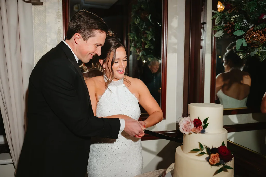 Coule cutting wedding cake