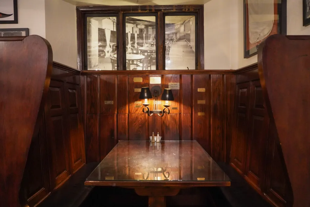 lover's plaque booth (2)